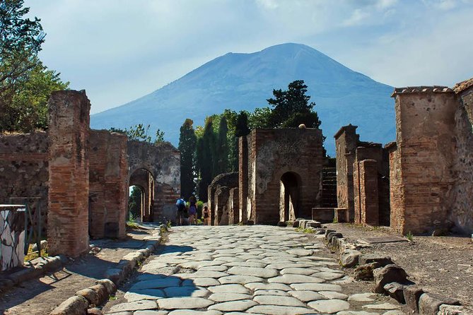 Pompeii 2 h guided tour - Skip-the-line Priority Access - English guide quality: why licensing matters for a short tour