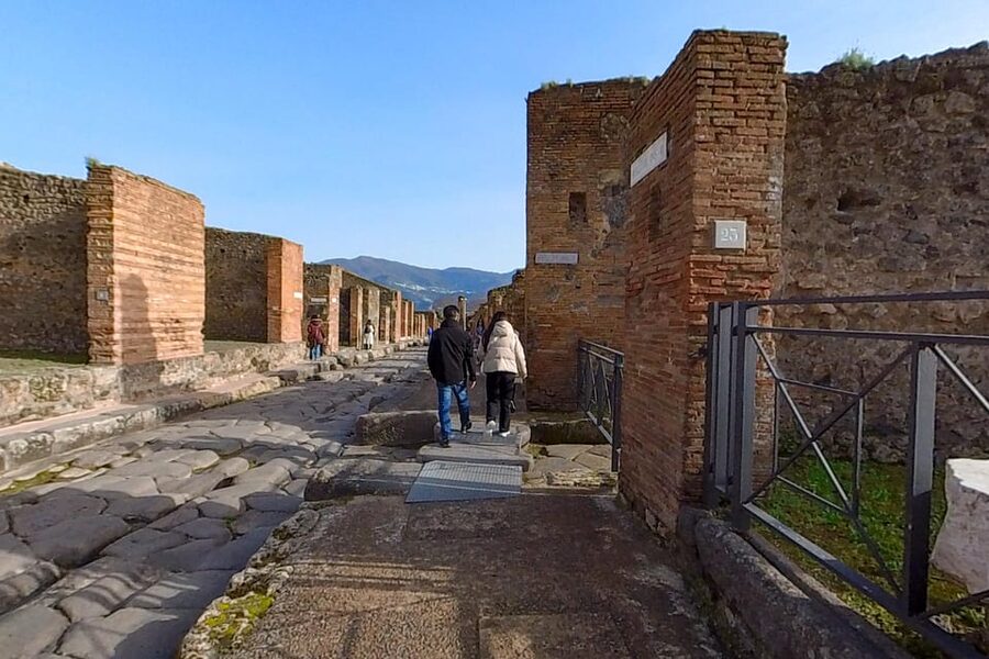 Pompeii: 2 Hours Skip the Line Visit with a Licensed Guide - Thermopolium and Lupanare: Fast Food and Adult Life on the Same City Map