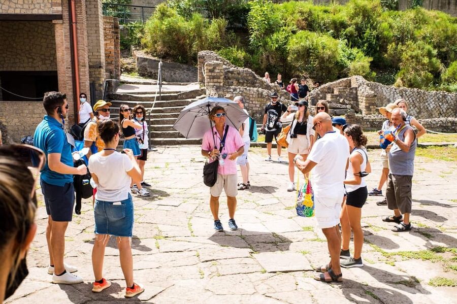 Pompeii: 2H group guided tour with a certified guide - What to Wear in Pompeii (Comfort Beats Style)