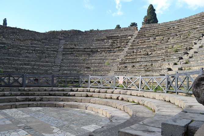 Pompeii 3 Hours Walking Tour Led by an Archaeologist - Stop 2: Basilica, a shelter for merchants and activity