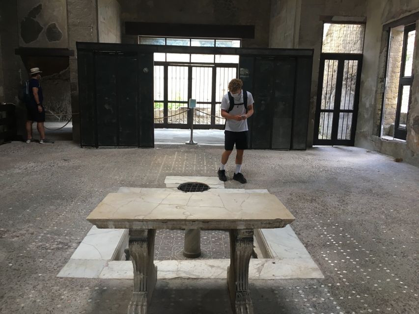 Pompeii and Herculaneum: Guided Tour with an Archaeologist - Small group size, headsets, and how your guide handles the crowds