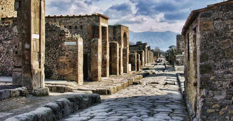 Pompeii and Herculaneum: Private Tour from Naples - Meeting your guide inside Pompeii, and why it changes everything