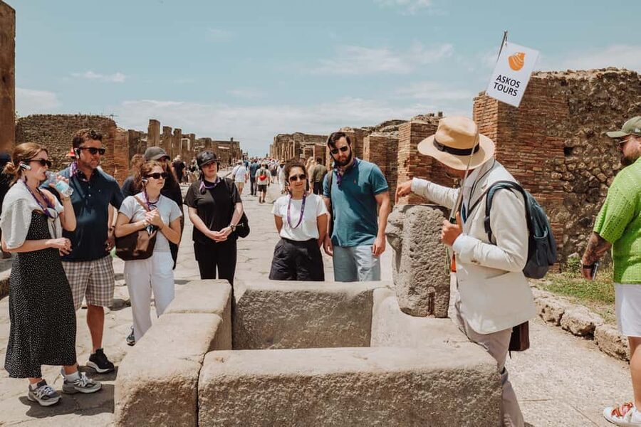 Pompeii and Mount Vesuvius excursion from Naples - Lunch near Pompeii at MaxiMall: quick, convenient, and sometimes not ideal
