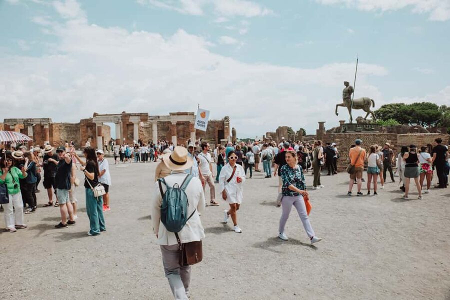 Pompeii and Oplontis: Small Group Tour with an Archaeologist - Meeting point, headsets, and small-group rhythm