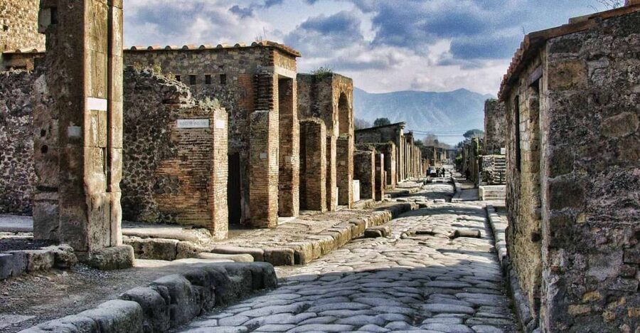 Pompeii: Day Tour of Pompeii and Vesuvius with Bus Transfer - Meeting point at Circumvesuviana, then straight into the day