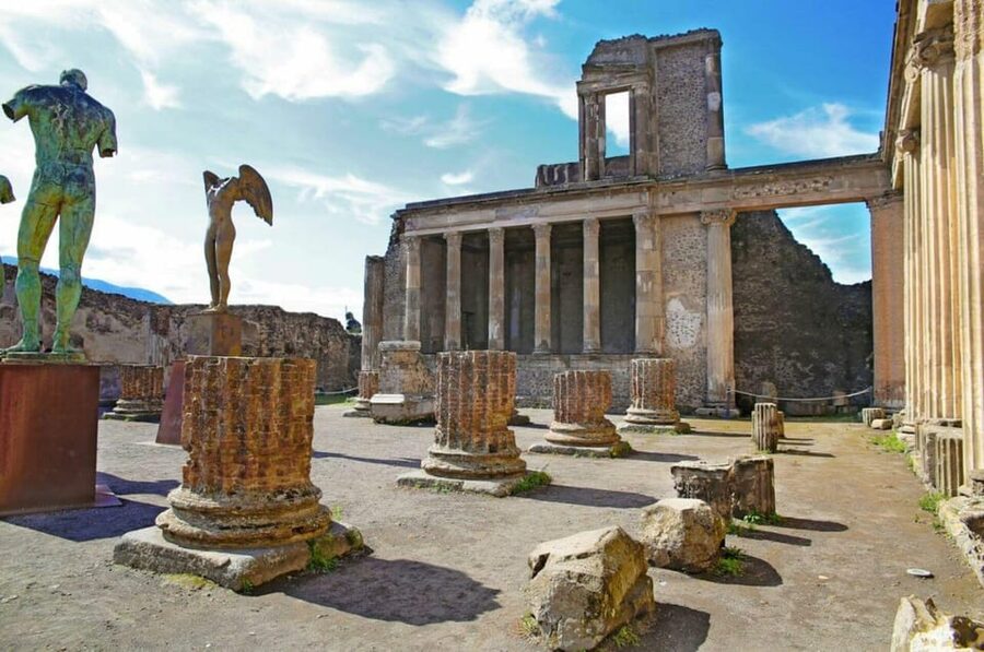 Pompeii: Entry Ticket & Guided Tour with an Expert Historian - Getting In Fast at Piazza Esedra (and Staying Oriented)