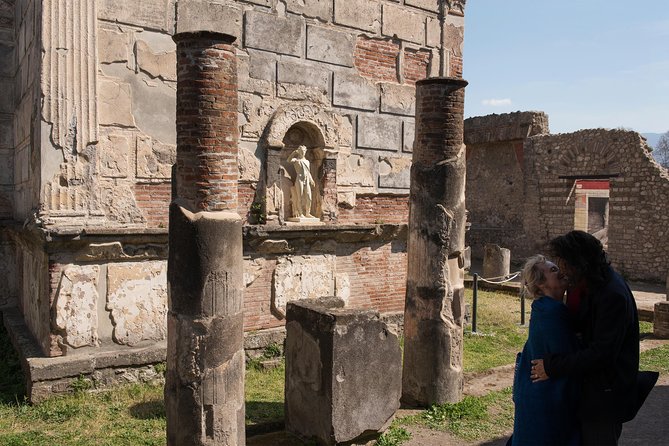 Pompeii excavations: skip-the-line private tour - Narrow Streets, Homes, and Shops: How the City Works