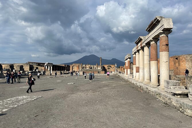 Pompeii Express: 1-Hour Guided Tour - Stop 2: Foro de Pompeya and Public Life in Ancient Pompeii