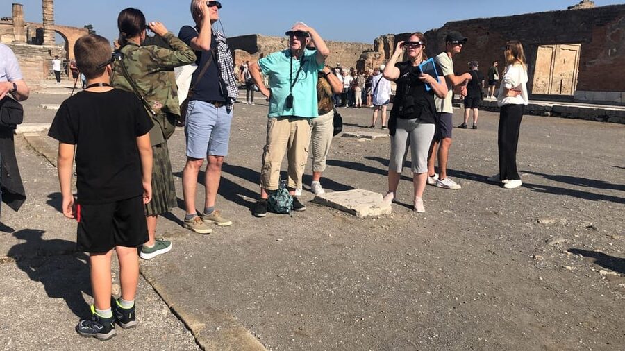 Pompeii: Family-Friendly Augmented Reality Tour with Ticket - Wearing the AR glasses without ruining your comfort