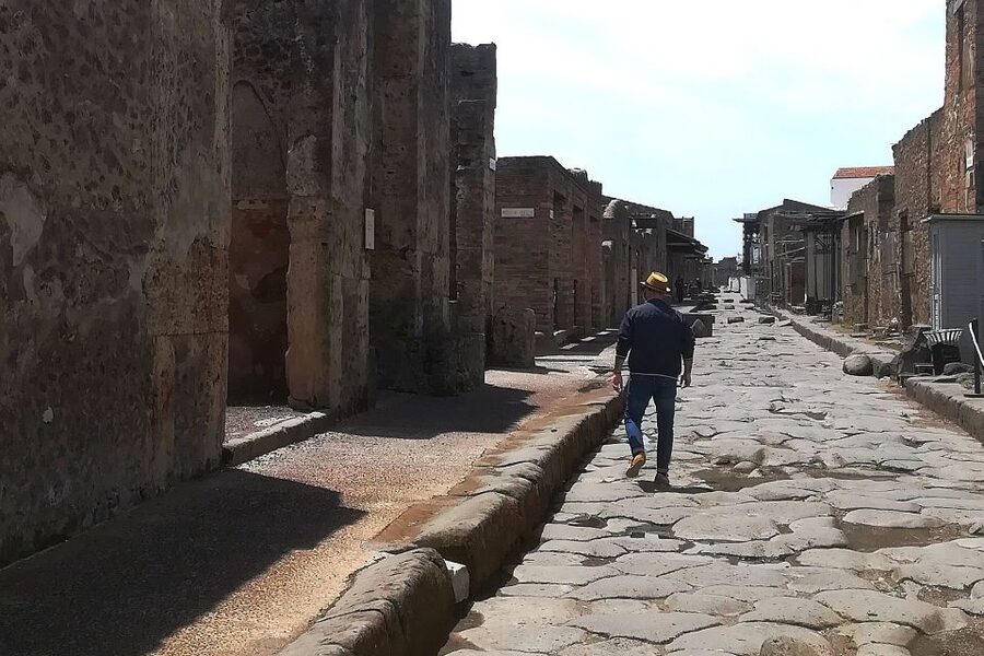 Pompeii: Guided Tour with Archaeologist with max. 12 People - Fast Entry and a Practical Meeting Point at Suisse Restaurant