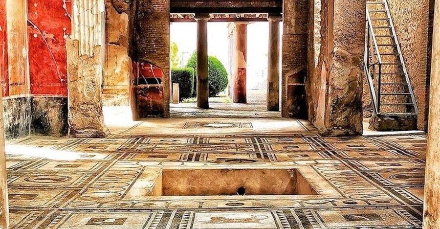 Pompeii in 2h and 30mnt: walk with local guide - Your 10-person group and what an official guide changes