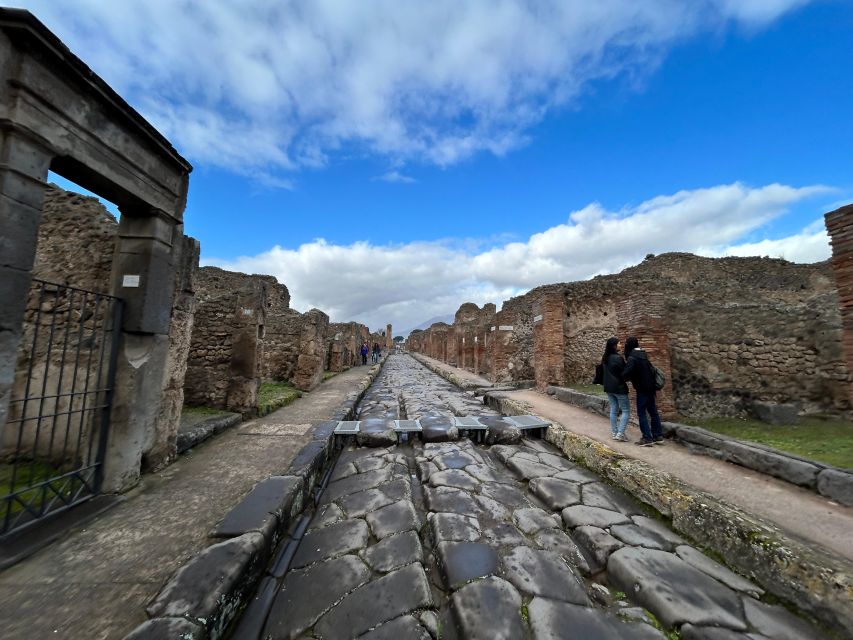 Pompeii in 2h and 30mnt: walk with local guide - The route: houses, shops, spa time, and the luparer area