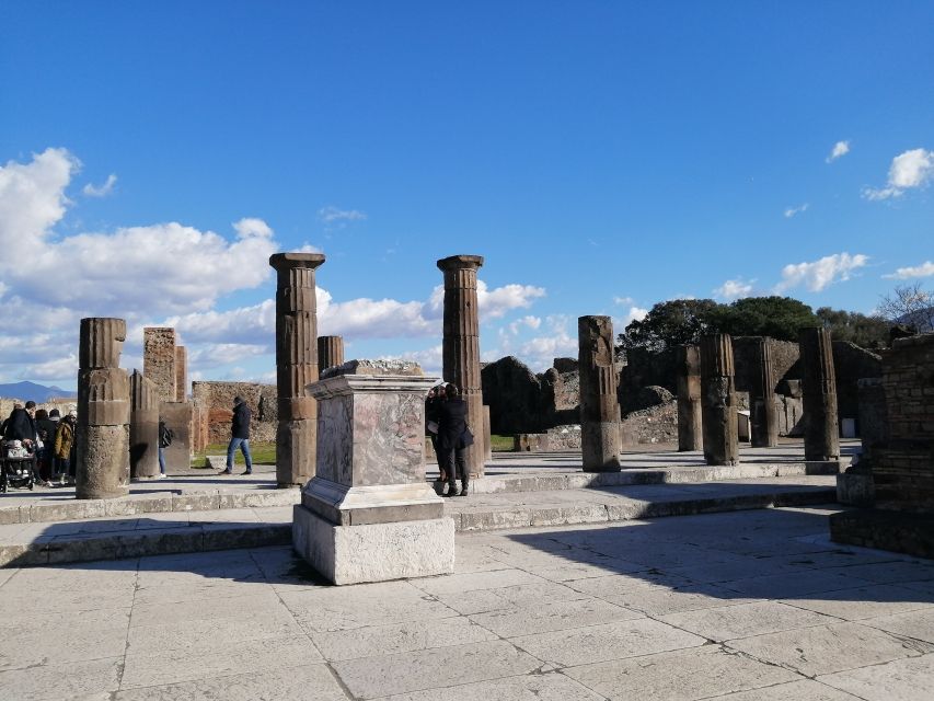 Pompeii: Private Guided Tour with an archeologist - The walk through ancient streets and what you notice first
