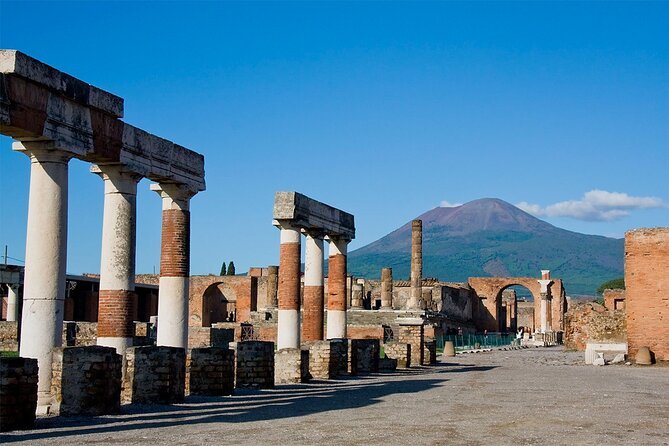 Pompeii private tour with expert guide in archaeology - Meeting at Coffee Shop Vittoria, then straight into the park