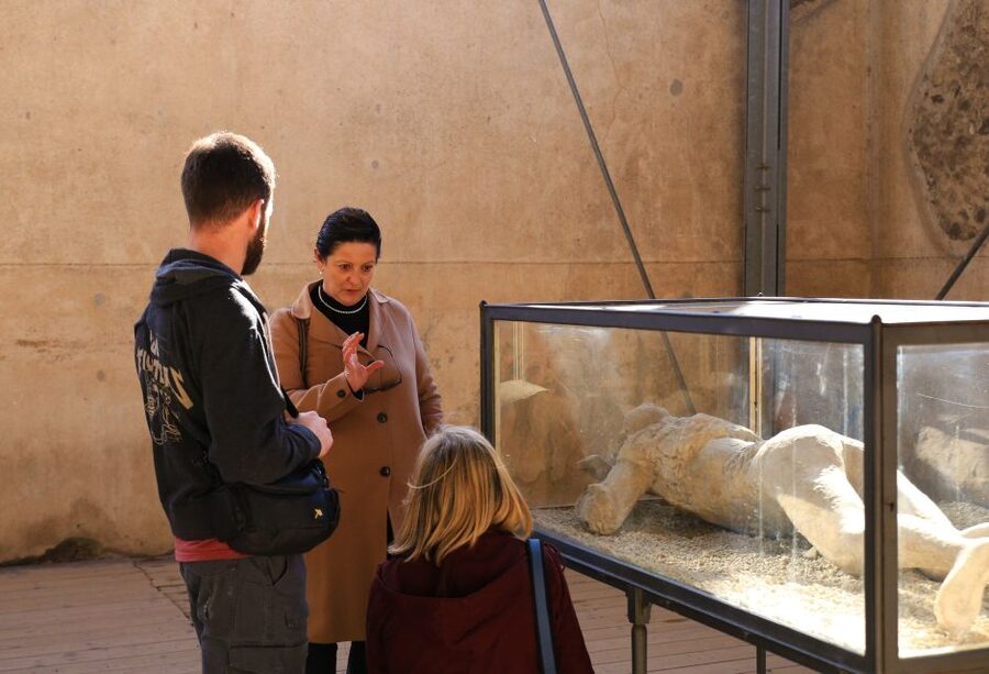 Pompeii: Skip-the-Line Tickets and Tour with Archaeologist - Enter through the Coffee Shop Vittoria gate, then bypass the crowd
