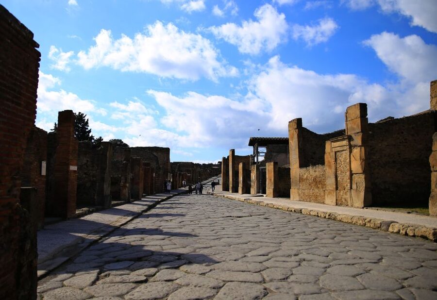 Pompeii: Skip-the-Line Tour for Kids and Families - The guide’s job: turn facts into play