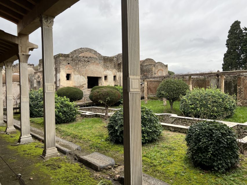 Pompeii: Small-Group Guided Tour with Skip-the-Line Ticket - Getting there: the Piazza Anfiteatro area meets the real-world check-in