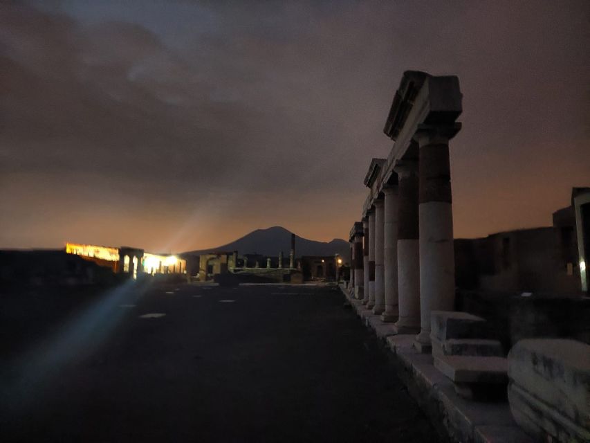 Pompeii Sunset tour for small group - The guided walk through Pompeii streets and public life