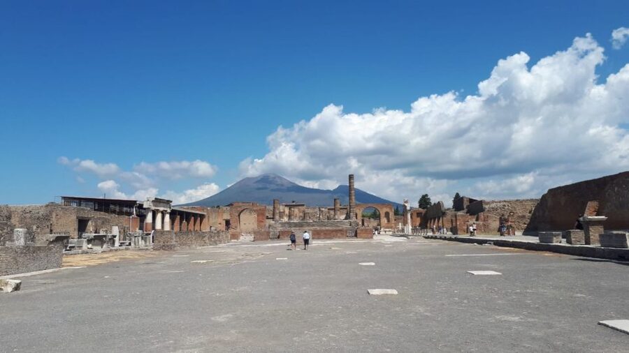Pompeii Sunset tour for small group - Via dell’Abbondanza to the theater area, then the quieter corners