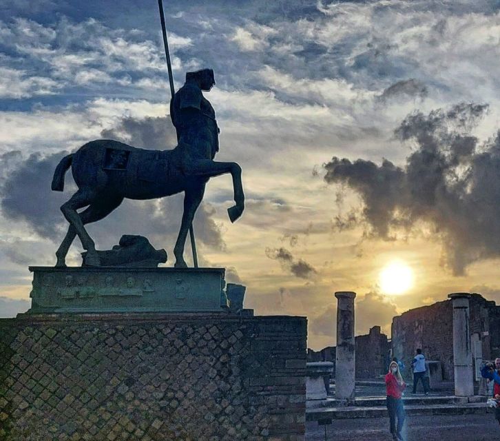 Pompeii Sunset tour for small group - Photo stops and golden-hour light, even if it rains