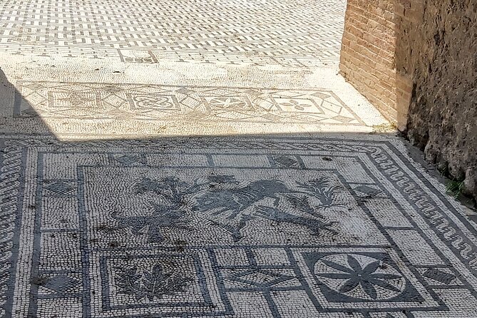 Pompeii tour with archaeologist - Hotel Vittoria, Cave Canem, and the doorway into elite Pompeii