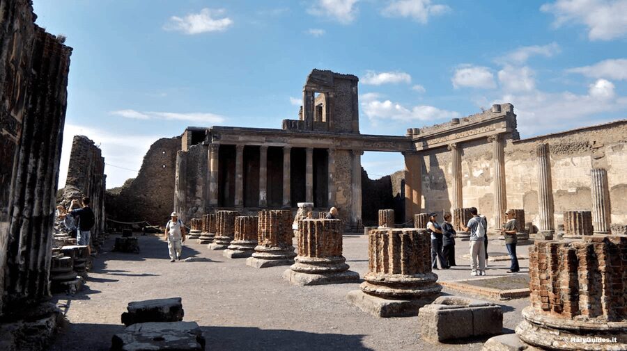 Pompeii VIP 3h Tour: Skip-the-line with your Archaeologist - The Greater Decumano, thermal systems, and everyday hangouts like the Lupanare