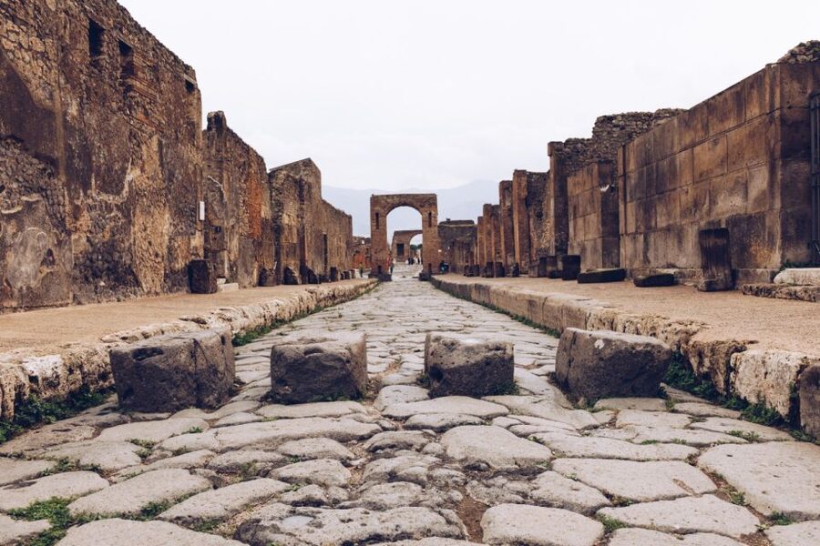 Pompeii & Virtual Museum Private 2-in-1 Kid's Tour - Skip the Line and Meet at Coffee Shop Vittoria