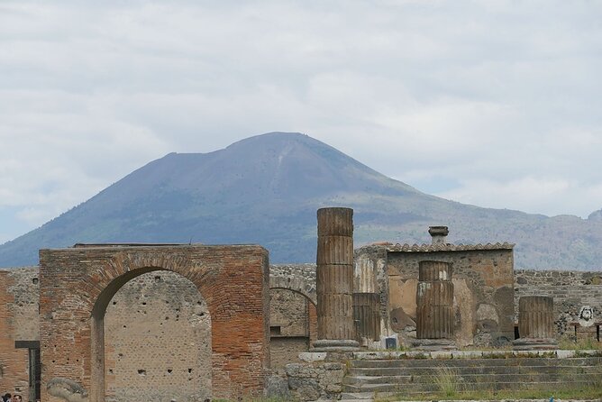 Pompeii Walking Tour: The Real History of the Ruins - Meeting at InStazione and getting to Porta Anfiteatro