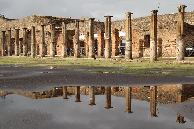 Pompeii walking tour - Meeting at Piazza Esedra and Getting Into the Site Faster