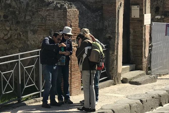 Pompeii with an archaeologist, the original!!! - What to look for while your archaeologist explains