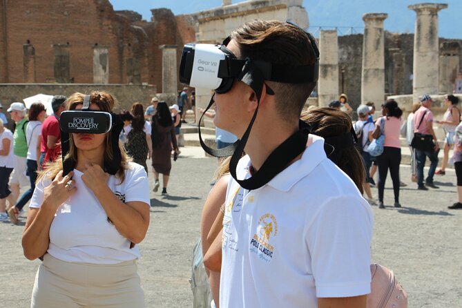 Private Guided Tour and VR Headsets in the Ancient Pompeii - VR headsets: turning ruins into a city you can picture