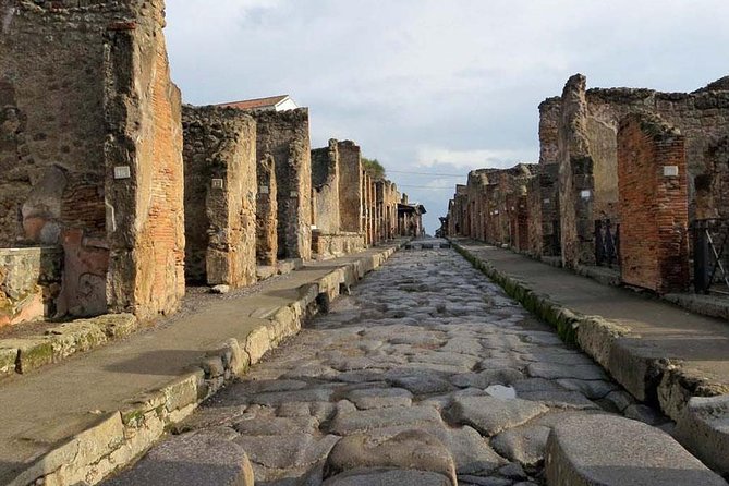 Private Guided Tour of Pompeii. Sunset Tour - Via dell’Abbondanza and Teatro Grande: street life and public performance