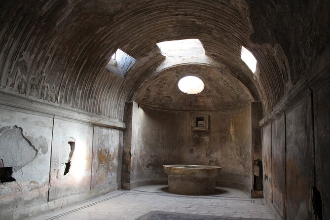 Private half-day tour with expert guide in the archaeological site of Pompeii - Via dell’Abbondanza: Pompeii’s main street and the human scale