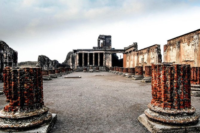 Private Tour Rome to Pompeii in private vehicle or fast train - Skip-the-line entry and an official guide for 2.5 hours