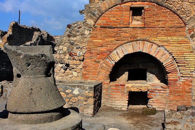 Private Tour with Official Guide through the wonders of Pompeii. - Casa degli Amorini Dorati: art so specific you start spotting it before the guide says a word