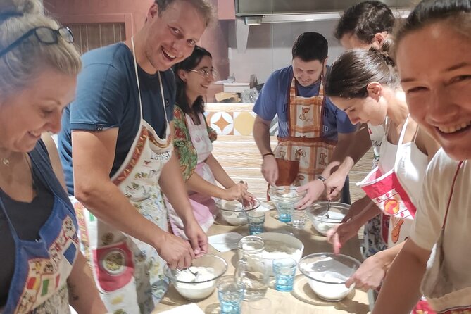 Semi-Private Pizza Making Experience in Naples with Drink - Finding your group: the Fountain of Neptune meet-up