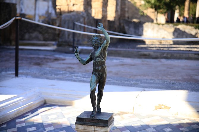 Skip-the-Line Best of Pompeii in one Day Tour w Local Guide & new opened houses - Heading Into UNESCO Pompeii With Lello & Co.