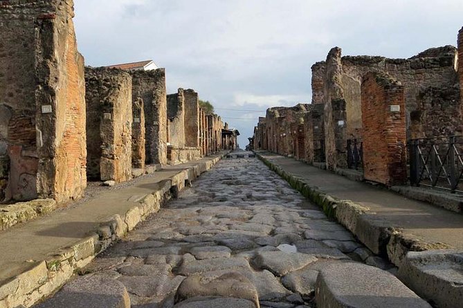 Skip the Line Private Pompeii Guided Tour - Teatro Grande and the Lupanar: Entertainment and Taboo