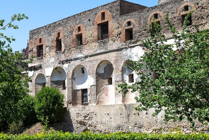Stories of Pompeii: Small Group tour with archeology expert guide - Why the guides matter: Maria Novella and Pippo style storytelling