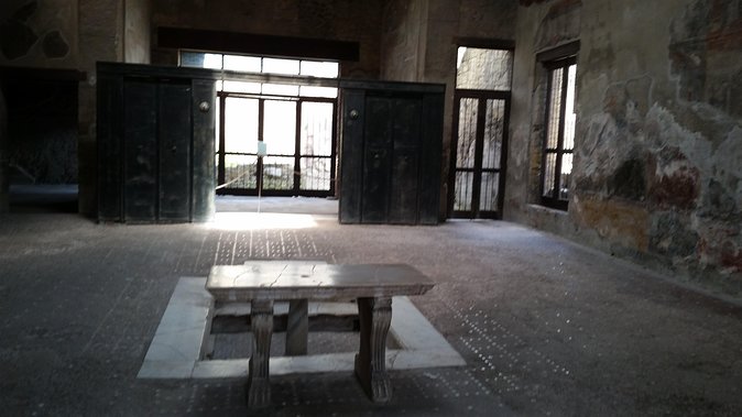 Tour in the ruins of Herculaneum with an archaeologist - What to pack, especially for a hot outdoor ruins walk