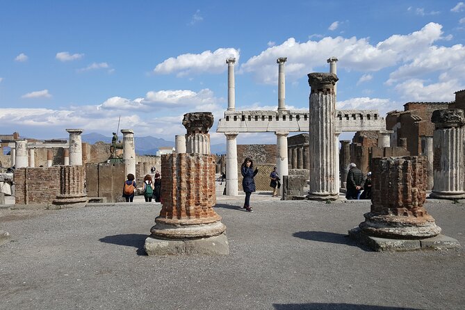 Tour of Pompeii & Amalfi Coast with Skip the Line & Pick Up from Naples Port - Pompeii Archaeological Park: 2.5 hours with a guide that helps you see the city