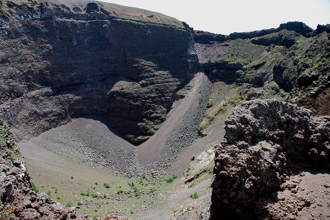 Tour on Vesuvius with wine tasting - Wine tasting in a volcanic setting: what to expect
