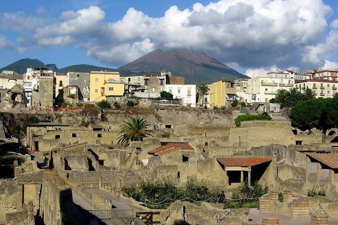Tramvia Napoli: Transfer to Herculaneum Ruins + Vesuvius - The 13:50 link to Vesuvius and the 1,000-meter transfer