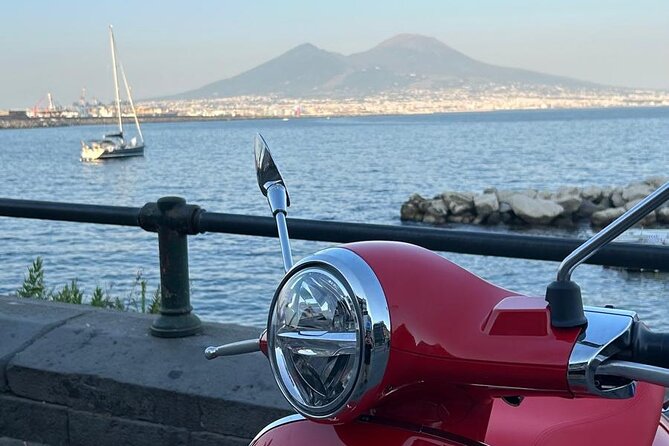 Vespa Naples rental - The Included Gear: Helmets, Phoneholder, Locks, and What It Really Means