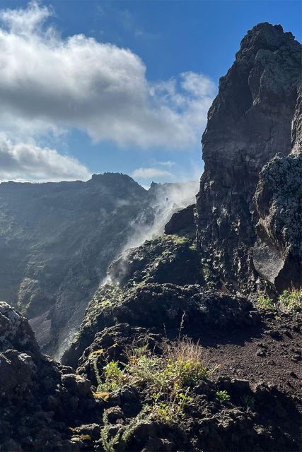 Vesuvio: 3h trekking tour with volcanological guide - Crater top views: Gulf of Naples from above, with Capri and Pompeii in sight