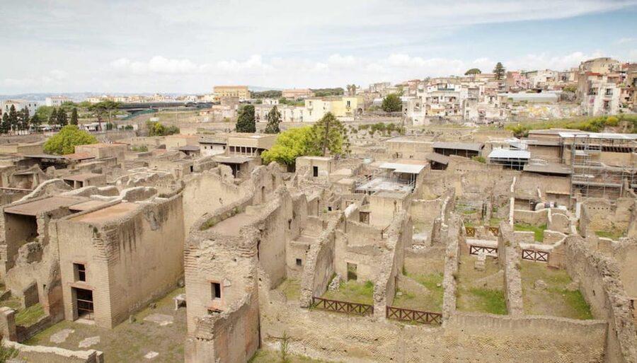 Vesuvius - Herculaneum - Pompeii Excavations Tour - Pompeii Excavations: The Basillica, Baths, Temples, Oven, and Theater