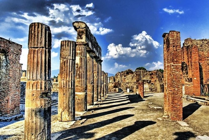 Visit Pompeii with a local expert guide - Why a guided Pompeii visit beats wandering on your own